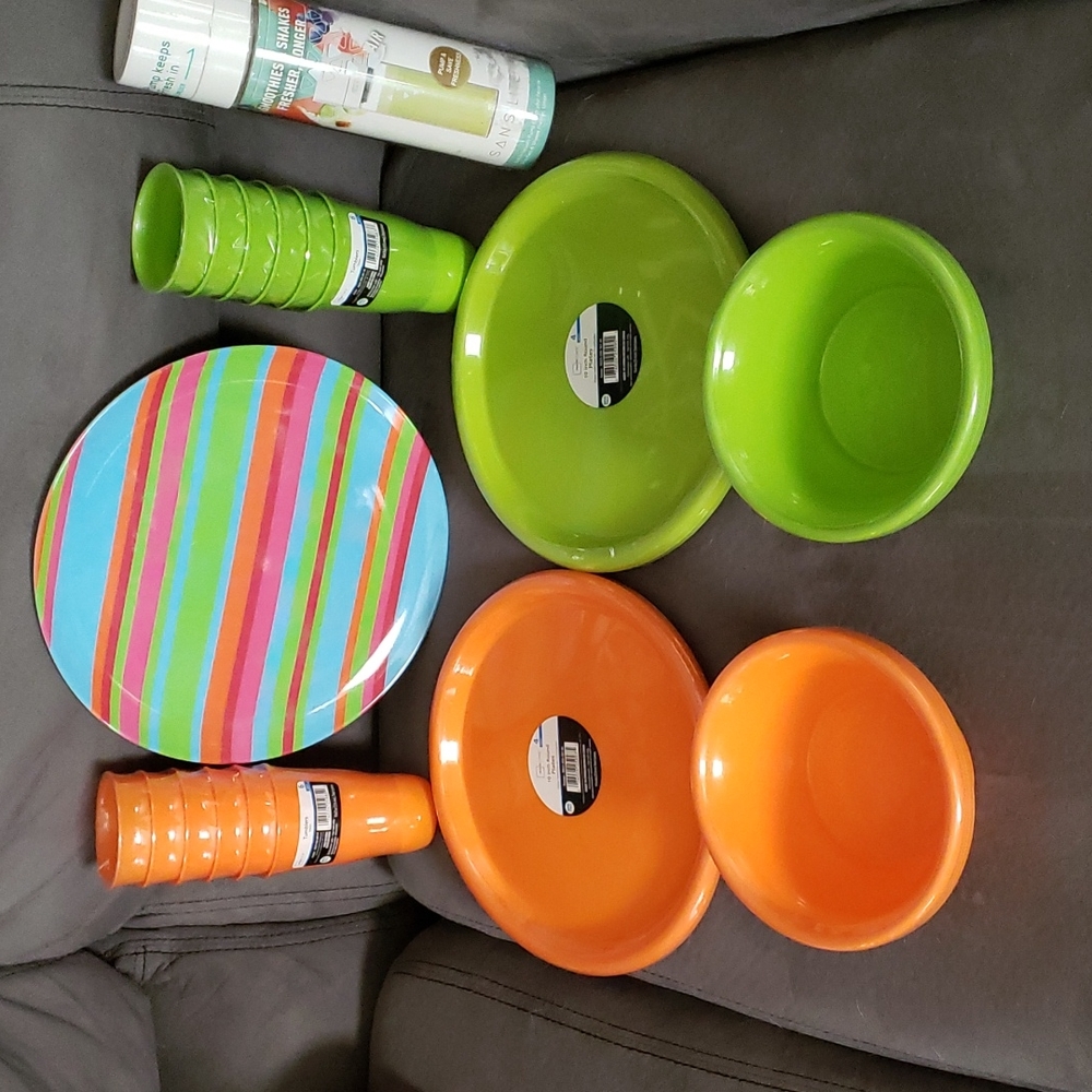 Plastic dinnerware lot with smoothie/shake bottle.🧡💚